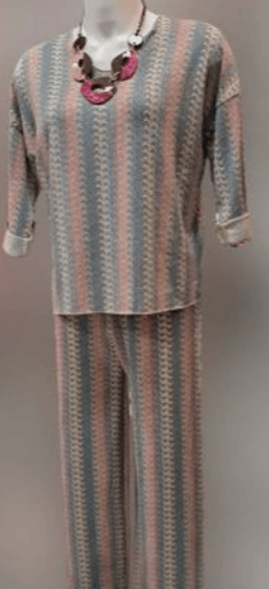 Pantalon ensemble, chemise avec collier en jeu