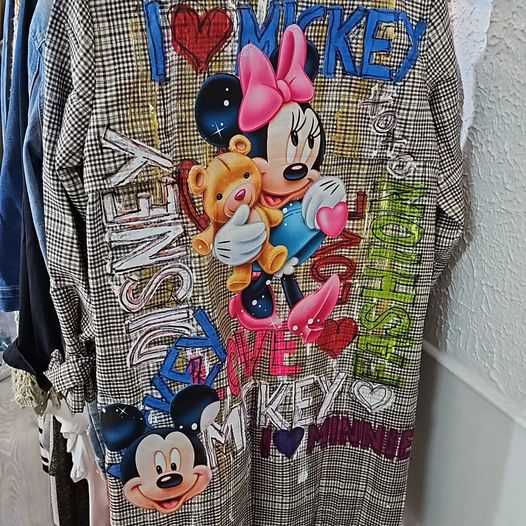Gabardina com decoração de Minnie e Micky