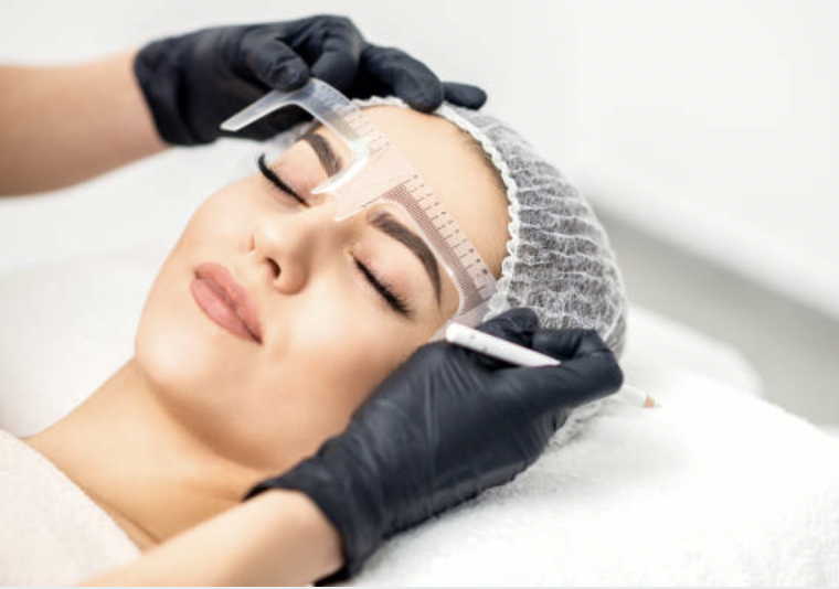 diseño de cejas y henna