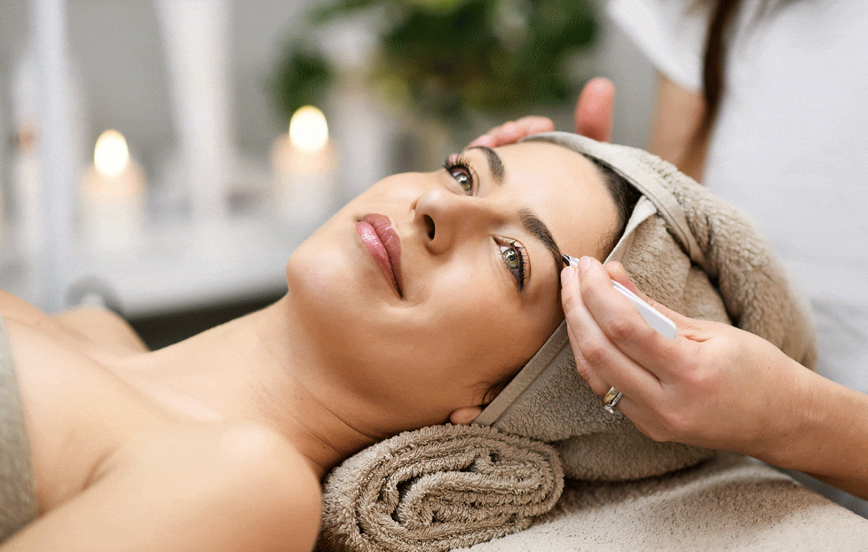 Design and waxing of eyebrows + Brazilian Henna