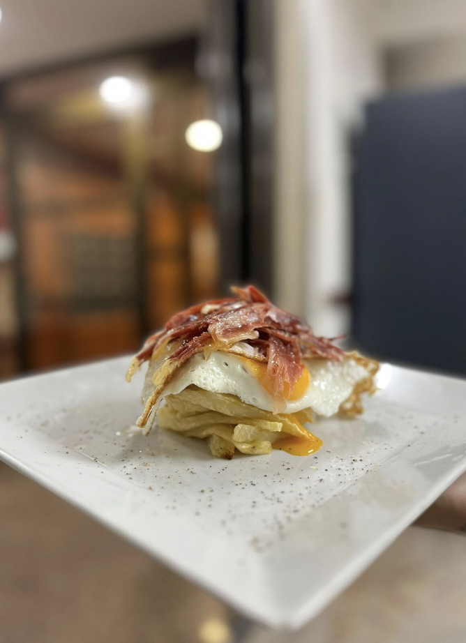 Huevos Rotos con Jamón