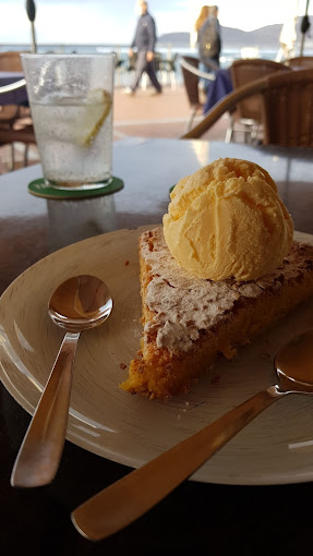 Tarta de Santiago con bola de Helado